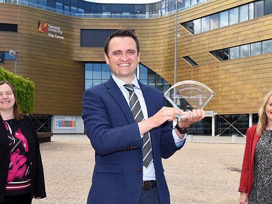 英国提赛德大学工程专业毕业生荣获Transporter Bridge大奖