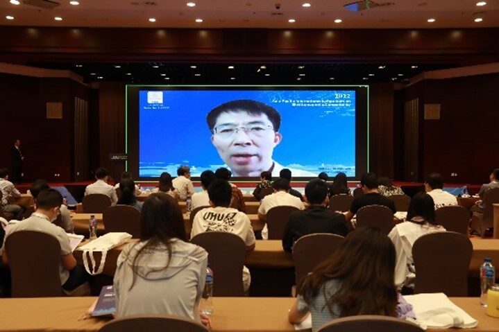 会议室里的人们  描述已自动生成